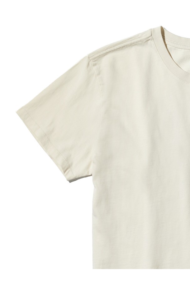 오가닉 코튼 100% 소재의 레디언트 티셔츠는 부드러운 촉감과 편안한 착용감을 선사합니다. 서퍼 무브먼트에서 영감을 받은 그래픽 프린트가 돋보이며, 일반 티셔츠보다 2~3cm 긴 기장과 어깨 체인 스티치 공법으로 섬세하게 마감했습니다. 캐주얼한 스타일의 빈티지 화이트 컬러 라운드넥 반소매 티셔츠로, 일상에서 편안하게 즐겨 입을 수 있습니다.
