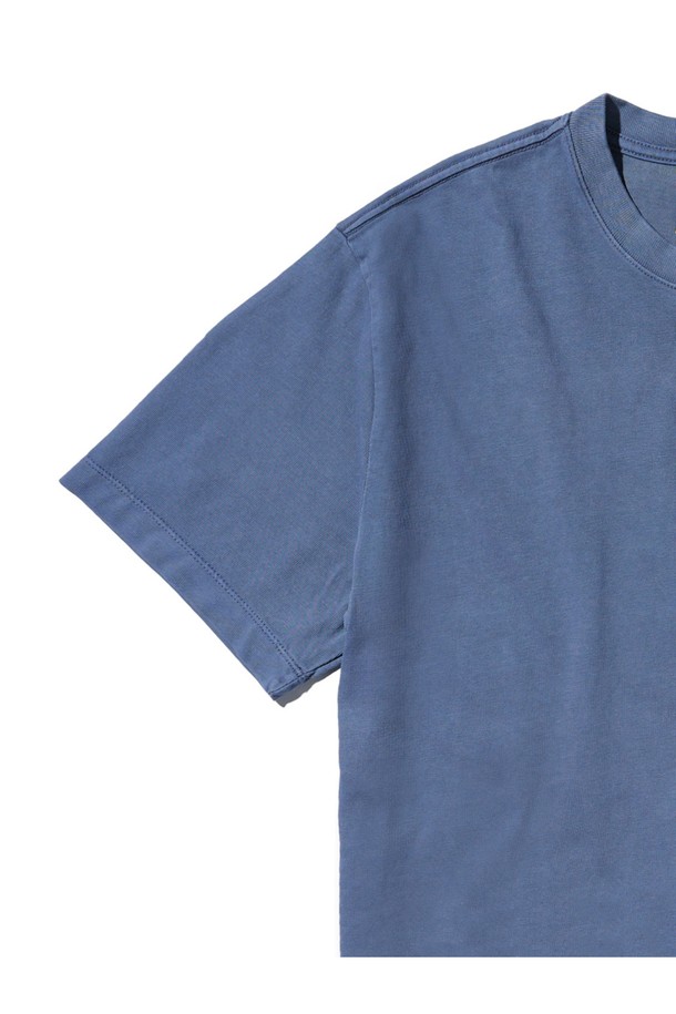 피그먼트 블루 컬러의 스크러버 티셔츠는 일상과 서핑 모두를 아우르는 남성용 티셔츠입니다. 면 소재의 레귤러핏 반소매 티셔츠로, 라운드넥 디자인에 어깨 체인스티치, 넥라인 테이프 연장, 프린트 라벨, 백넥 테이프 처리 등 꼼꼼한 마감 디테일이 돋보입니다. 일반 티셔츠보다 총장이 2-3cm 길어 편안한 착용감을 선사하며, 캐주얼하면서도 스포티한 스타일을 연출합니다.
