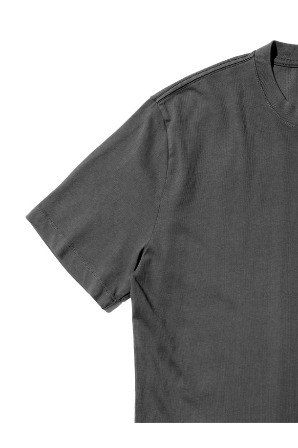 스크러버 티셔츠 - 피그먼트 블랙 워시는 오가닉 코튼 소재로 제작되어 부드러운 촉감과 뛰어난 내구성을 자랑하는 공용 반팔 티셔츠입니다. 캐주얼 및 스포티한 스타일을 연출하며, 레이어드하기 좋은 레귤러 기장감과 시그니처 문구 프린팅, 목 뒤 프린트 나염, 백넥 테이프, 체인스티치 봉제 디테일로 디자인의 완성도를 높였습니다. 봄, 여름 시즌 일상 및 서핑 활동 모두에 적합하며, 피그먼트 블랙 컬러로 어떤 스타일에도 자연스럽게 어울립니다.
