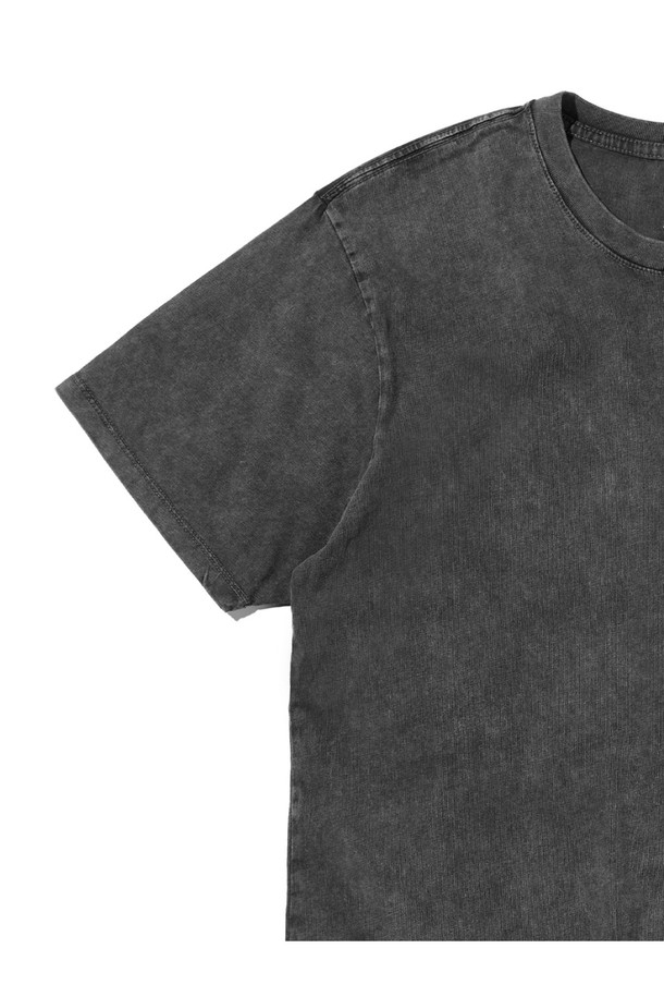 샹그릴라 티셔츠 - 블랙 샌드 워시는 부드러운 촉감의 오가닉 코튼 100% 소재로 제작되어 편안한 착용감을 선사합니다. 캐주얼한 스타일의 레귤러핏 티셔츠로, 라운드넥 디자인과 반소매 기장으로 제작되었으며, 넥 테이프를 어깨선까지 연장하고 체인스티치 봉제 기법을 사용하여 내구성을 높였습니다. 블랙 샌드 워시 컬러와 프린트 라벨, 일반 티셔츠보다 2~3cm 긴 기장으로 트렌디함을 더해 일상 및 서핑 활동에 적합합니다.
