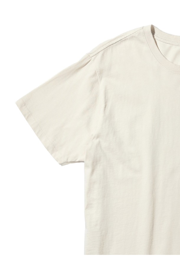 샹그릴라 티셔츠 - 빈티지 화이트는 오가닉 코튼 100% 소재로 제작되어 부드러운 착용감을 선사하며, 레귤러 핏으로 편안한 활동성을 보장합니다. 빈티지 화이트, 블랙, 샌드, 위시 등 다양한 컬러와 캐주얼한 스타일로 서핑 및 일상에서 폭넓게 활용 가능합니다. 일반 티셔츠보다 2-3cm 연장된 길이, 체인 스티치, 프린트 라벨 디테일로 디자인 완성도를 높였습니다.
