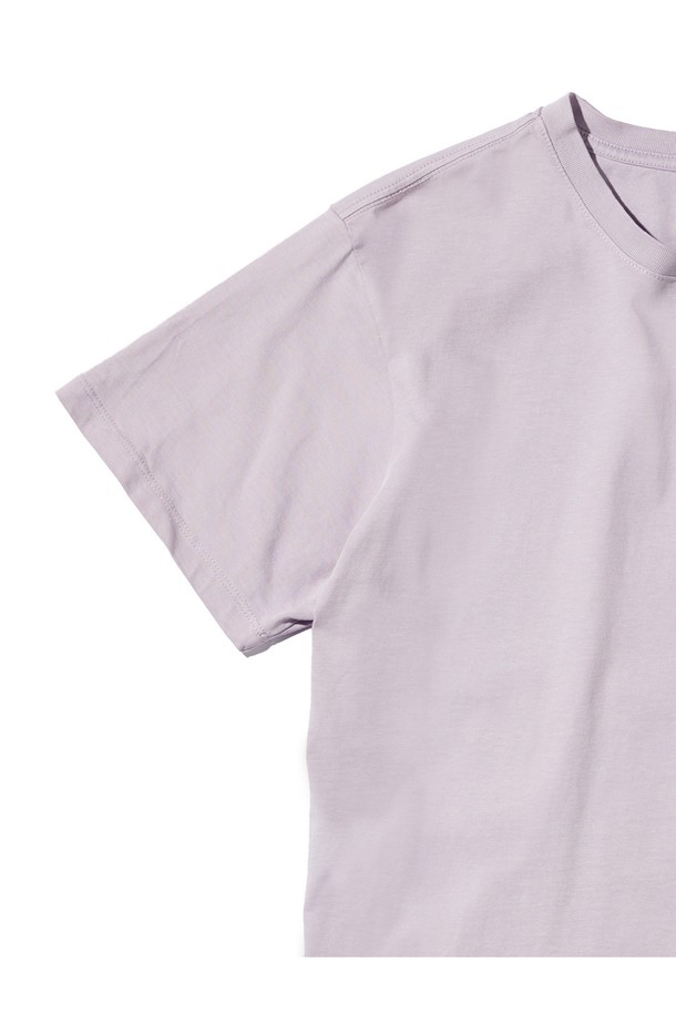 피그먼트 라이트 라벤더 컬러의 스네일 티셔츠는 오가닉 코튼 소재로 제작되어 부드러운 촉감을 선사하며, 일상복으로 활용하기 좋습니다. 70년대 핸드 페인팅 스네일 그래픽과 EASY DOES IT 문구가 캐주얼한 스타일을 더하며, 백넥 테이프 어깨라인 연장, 목 뒤 프린트 나염 처리 등의 디테일로 완성도를 높였습니다. 봄, 여름 시즌에 어울리는 반소매 기장의 라운드넥 티셔츠로, 체인스티치 봉제와 맞춤 염색 처리로 꼼꼼하게 제작되었습니다.
