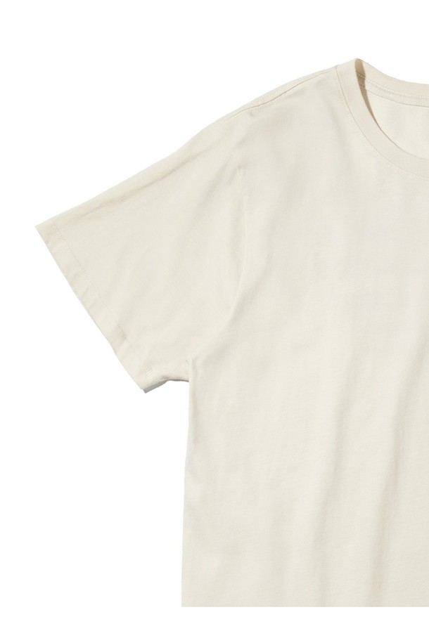 트레디션 티셔츠 - 빈티지 화이트는 일상과 서핑 활동에 적합한 공용 반팔 티셔츠입니다. 캘리포니아 비치 웨이브 프린팅과 빈티지 서핑 포토그래피에서 영감을 얻은 디자인이 특징이며, 레귤러핏에 면 소재로 제작되어 편안한 착용감을 제공합니다. 일반 티셔츠보다 총장이 2-3cm 길고, 어깨 체인스티치 공법과 프린팅 넥라벨로 마감하여 빈티지한 무드를 더했습니다.
