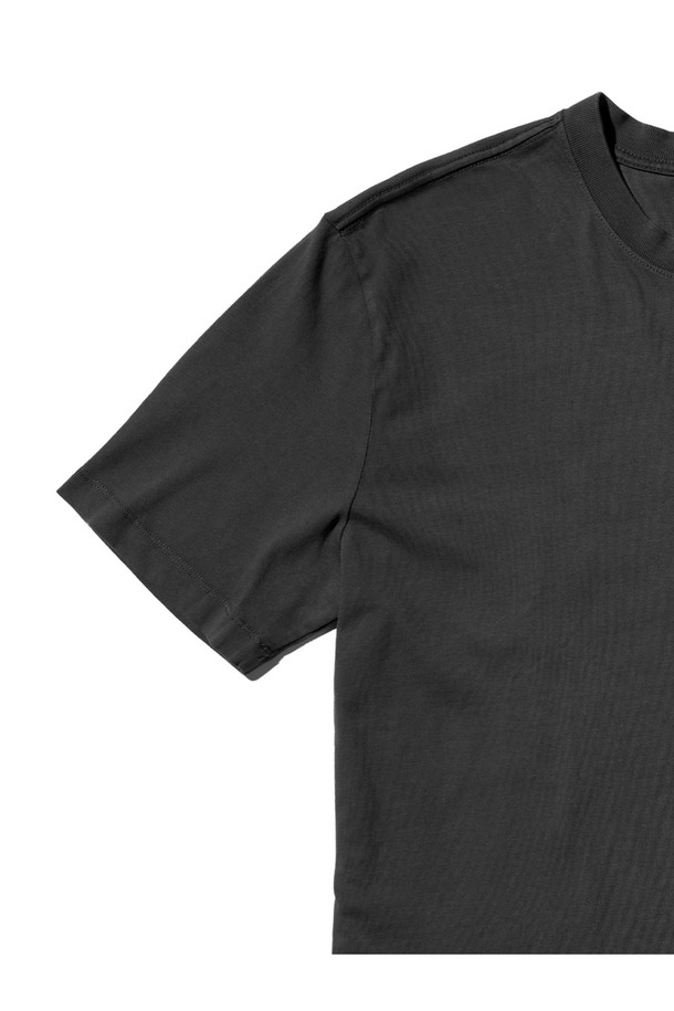 트라바호 피그먼트 블랙 워시 티셔츠는 남성용 캐주얼 티셔츠로, 봄, 여름에 착용하기 좋습니다. 면 소재의 레귤러핏 반소매 티셔츠로, 등판 네크라인 테이프 연장, 체인스티치 어깨 봉제, 프린트 라벨 등의 디테일이 돋보입니다. 일반 티셔츠보다 2-3cm 긴 총장으로 제작되어 편안한 착용감을 선사합니다.
