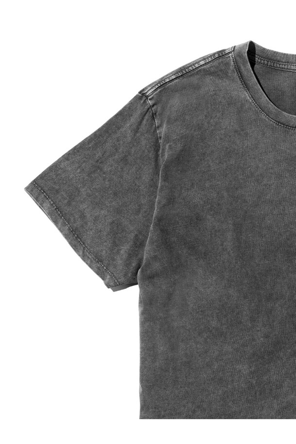 90년대 베니스 비치 타투 플래시 시트에서 영감을 받은 블랙 컬러의 베니스 티셔츠입니다. 오가닉 코튼 100% 소재로 제작되어 부드러운 촉감을 선사하며, 캐주얼하면서도 서핑 스타일을 연출합니다. 레귤러 핏에 반소매 기장으로, 일반 티셔츠보다 2-3cm 더 긴 기장과 어깨 체인스티치, 프린트 라벨, 등판 네크테이프 연장 디테일이 돋보입니다.
