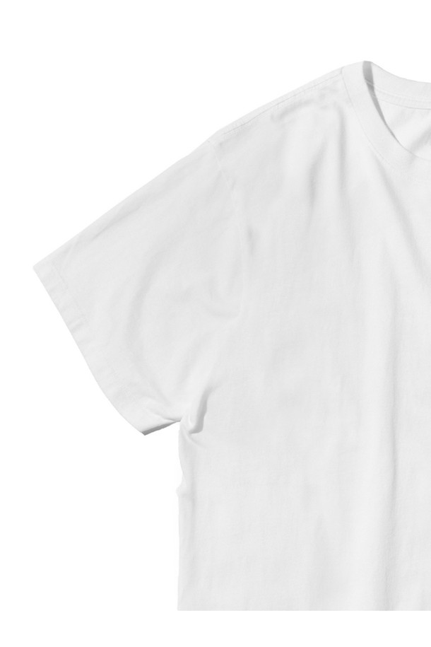베니스 티셔츠 - 화이트는 유기농 코튼 100% 소재로 제작되어 부드러운 촉감을 선사하며, 캐주얼 및 스트릿 스타일을 연출하기에 좋습니다. 90년대 베니스 비치 타투 플래시 시트에서 영감을 받은 프린트 디자인과 레귤러핏, 라운드넥, 반소매 디자인으로 편안하게 착용할 수 있습니다. 어깨라인 연장을 위한 백넥 테이프, 목 뒤 프린트 나염 처리, 체인스티치 봉제, 일반 티셔츠보다 2-3cm 긴 총장이 특징입니다.
