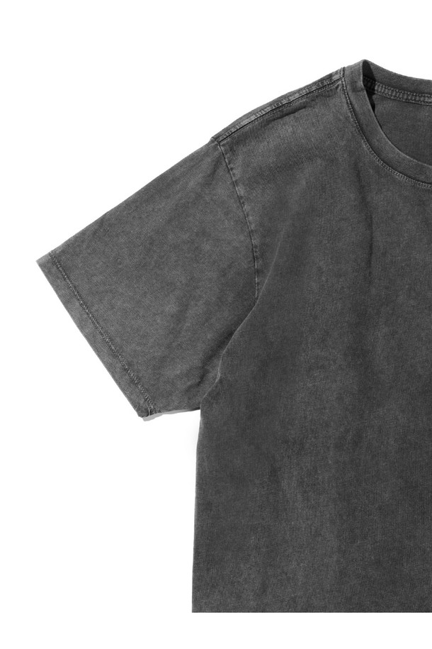 블랙 샌드 워시 컬러의 바이브레이션 티셔츠는 캐주얼한 스타일의 남성 반팔 티셔츠입니다. 면 소재, 레귤러핏으로 제작되었으며, LP 플레이어 모양의 조개 그래픽, GOOD VIBRATIONS 텍스트, 꽃무늬, 비치 팜트리 등 시원하고 감각적인 프린트가 특징입니다. 라운드넥에 목 부분 테이프 처리 및 체인 스티치, 프린트 라벨 디테일로 마감하여 서핑, 일상 등 다양한 용도로 봄, 여름 시즌에 활용하기 좋습니다.
