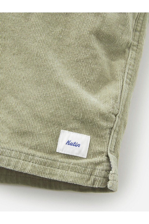 코듀로이 로컬 반바지 - 데저트 세이지는 남성용 반바지로, 봄, 여름 시즌 일상에서 편안하게 착용하기 좋습니다. 코듀로이, 면, 스판덱스 혼방 소재로 제작되었으며, 클래식한 레귤러핏과 무릎 위 기장으로 편안한 실루엣을 연출합니다. 데저트 세이지, 블랙 워시, 오버캐스트 실버 버치, 트레이드 윈드 웜 그레이 등 다양한 컬러 옵션으로 제공되며, 밴딩 처리되어 활동성을 더했습니다.
