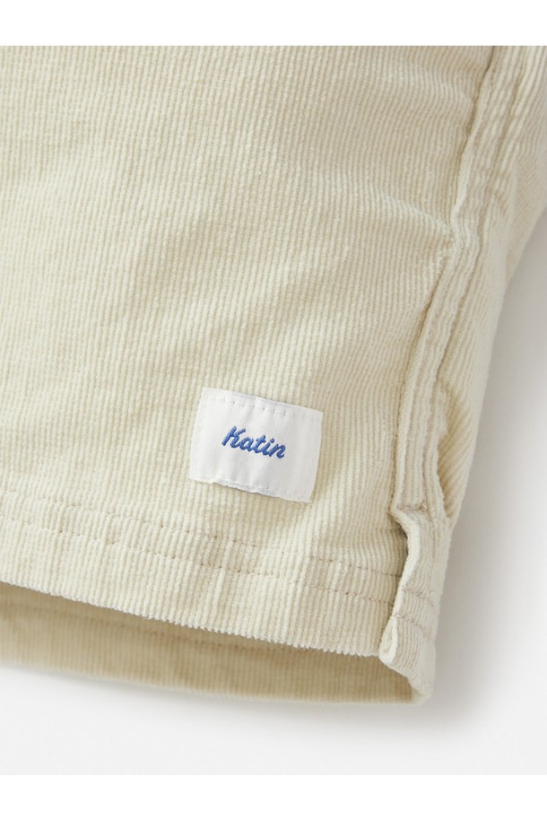 실버 버치 색상의 코듀로이 로컬 반바지는 남녀 모두 착용 가능한 캐주얼 & 클래식 스타일의 반바지입니다. 봄, 여름 시즌에 적합하며, 무릎 위 기장의 레귤러핏으로 편안한 컴포트핏을 제공합니다. 코듀로이, 면, 스판덱스 혼방 소재에 무지 패턴으로 제작되어 클래식한 텍스처와 밴딩 디테일이 특징입니다.
