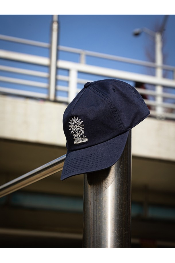 FUN GUY 네이비 스냅백은 면 소재로 제작되어 부드러운 촉감과 가벼운 착용감을 제공하며, 일상에서 편안하게 착용하기 좋습니다. 캐주얼한 스타일의 이 모자는 커스텀 그래픽 자수와 로고 패턴으로 포인트를 더했으며, 17cm의 모자 깊이로 안정감 있는 핏을 선사합니다. 봄, 여름 시즌에 어울리는 네이비 컬러의 스냅백으로, 강한 내구성을 갖춰 오랫동안 착용할 수 있습니다.
