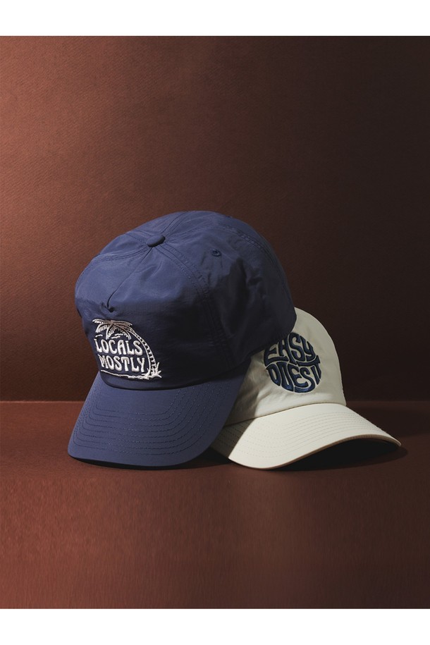 LOCALS 스냅백 - 워시드 블루는 리사이클 나일론 소재로 제작되어 가볍고 시원한 착용감을 제공하며, 빈티지 워싱 가공으로 자연스러운 멋을 더했습니다. 서핑 스타일을 연상시키는 워시드 블루 컬러와 Locals Mostly 시그니처 자수 로고가 돋보이는 스냅백입니다. 일상 및 비치웨어에 모두 활용하기 좋은 아이템으로, 봄, 여름 시즌에 시원하고 스타일리시하게 연출할 수 있습니다.
