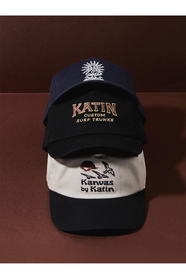 STADIUM 스냅백 - 블랙은 면 소재의 얇은 캔버스 원단으로 제작되어 봄, 여름철에 착용하기 좋은 모자입니다. 블랙 컬러에 로고 자수 디테일이 돋보이며, 모자 깊이 17cm, 뻣뻣한 촉감과 일반 챙 넓이로 제작되어 안정감 있는 착용감을 제공합니다. 뒷면의 스냅백 조절 기능으로 편안하게 착용할 수 있으며, 가볍고 심플한 디자인으로 일상에서 활용하기 좋습니다.
