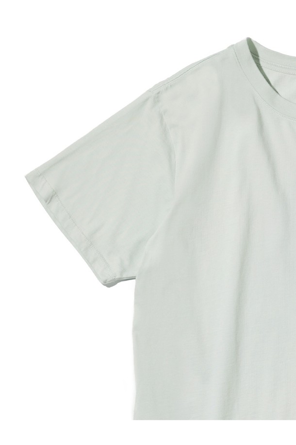 아루바 씨폼 티셔츠는 부드러운 유기농 코튼 소재의 롱 기장 반팔 티셔츠입니다. 씨폼 컬러와 피그먼트 블루 컬러로 출시되었으며, 캐주얼한 스타일로 서핑 및 일상에서 편안하게 착용할 수 있습니다. 어깨 라인까지 연장된 백넥 테이프 처리, 목 뒤 프린트 나염, 체인스티치 봉제, 일반 티셔츠보다 긴 총장으로 디자인의 완성도를 높였습니다.
