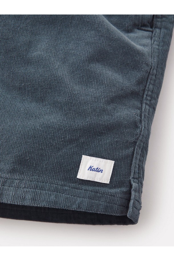 남성용 코듀로이 로컬 반바지는 면과 스판덱스 혼방 소재로 제작되어 편안한 착용감을 제공하며, 밴딩으로 허리 사이즈 조절이 용이합니다. 봄, 여름철 일상복으로 적합하며, 오버캐스트 실버버치, 데저트 세이지, 트레이드윈드 원 그레이 색상으로 출시되었습니다. 무릎 길이의 레귤러핏 디자인으로 클래식하면서 캐주얼한 스타일을 연출할 수 있습니다.
