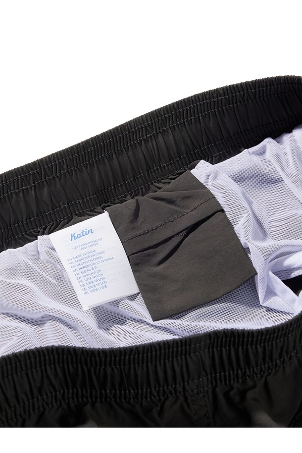 풀사이드 볼리 보드숏 - 블랙 워시는 여름철 서핑이나 일상에서 편안하게 입을 수 있는 남성용 숏 보드숏입니다. 얇은 두께의 나일론 소재로 제작되었으며, 블랙 워시 색상의 무지 패턴이 특징입니다. 레귤러핏에 엘라스틱 밴드와 앞면 슬래시 포켓, 내부 실용적 포켓이 있어 편리하며, 메쉬 안감으로 쾌적한 착용감을 제공합니다.
