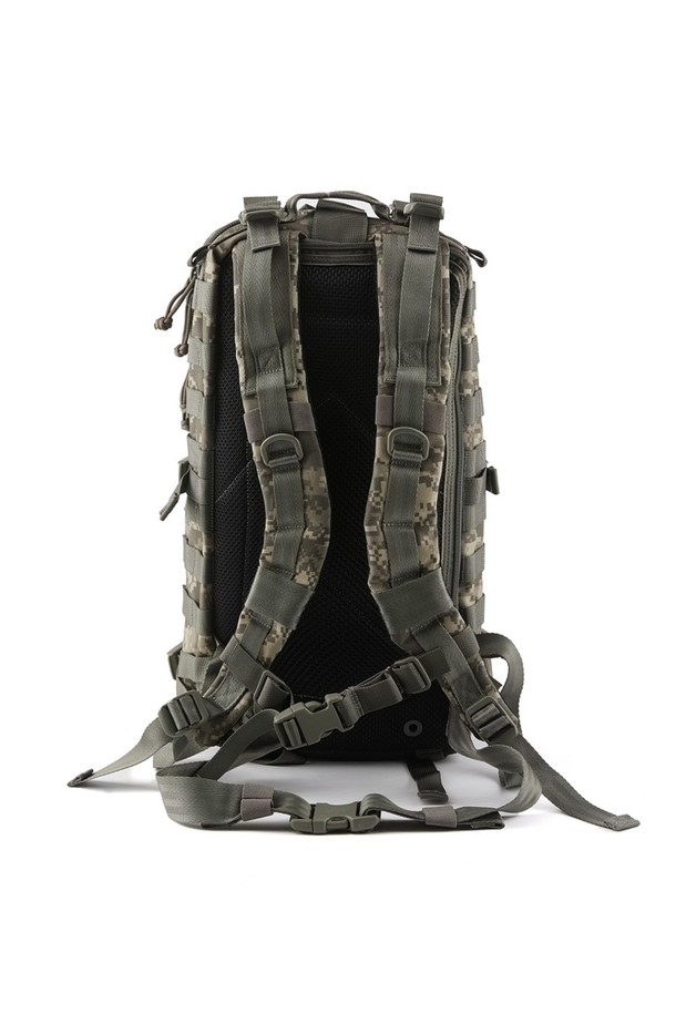 슈퍼팔콘 백팩 - 디지털 포리지 카모는 튼튼한 나일론 소재에 디지털 포리지 카모 패턴으로 밀리터리 스타일을 강조한 남성용 백팩입니다. 라지 사이즈의 사각형 디자인으로 방수 기능을 갖췄으며, 3단 레이어 구조, 4개의 압축 스트랩, 다양한 수납 포켓, 노트북 수납, 몰리 시스템 호환 등 뛰어난 기능성을 자랑합니다. 하이킹, 여행, 일상, 백패킹 등 다양한 용도로 활용 가능하며, 지퍼형 잠금 방식과 버클 디자인으로 안전하고 편리하게 사용할 수 있습니다.
