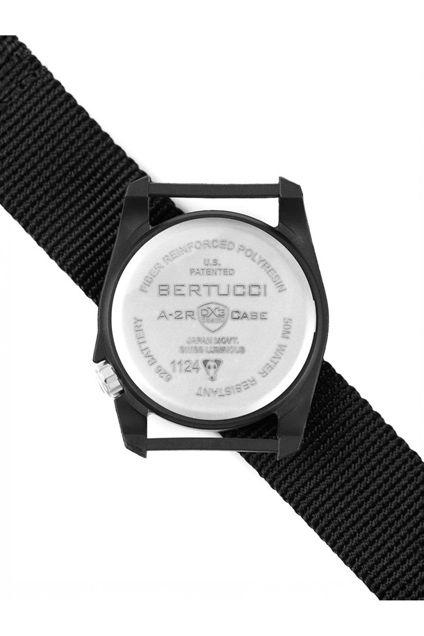 DX3 필드시계 11039는 아웃도어, 군용/택티컬, 일상생활에 적합한 유니섹스 시계입니다. 40mm 크기의 블랙 컬러 카본 파이버 및 나일론 소재 케이스로 제작되었으며, 쿼츠 무브먼트와 50M 방수 기능을 갖췄습니다. 22mm 너비의 NATO 스트랩, 4시 방향 크라운, 24시간 군용 시간 표시, Super-LumiNova 야광 마커, 교체 가능한 스트랩 등, 밀리터리 감성을 더한 다양한 기능들이 특징입니다. 무게는 25g이며, 3년 배터리 수명과 스크류 백 케이스를 통해 뛰어난 내구성을 자랑합니다. 여행룩, 캠핑룩, 캐주얼, 고프코어, 워크웨어 스타일을 즐기는 분들께 추천합니다.
