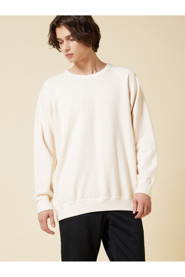 피그먼트 다잉 헤비코튼 맨투맨 - 네츄럴은 9oz 프렌치 테리 원단으로 제작되어 두꺼운 두께감과 부드러운 촉감을 자랑합니다. 피그먼트 다잉 처리로 자연스러운 에이징 효과를 더해 빈티지한 멋을 살렸으며, 라운드넥에 스탠다드핏으로 편안한 착용감을 선사합니다. 겨드랑이 가셋 크로치 디테일과 립 원단 적용으로 활동성을 높였으며, 4-니들 플랫 심, 2-니들 커버 심 봉제로 튼튼함을 더했습니다. 봄, 가을, 겨울, 겨울 데일리룩, 캐주얼, 미니멀, 클래식 스타일을 연출하기에 적합한 기본 아이템입니다.
