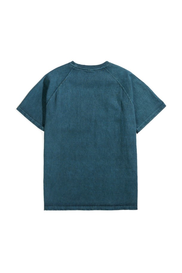 9oz 헤비코튼 소재로 제작되어 튼튼하고 부드러운 착용감을 자랑하는 피그먼트 다잉 포켓 반팔 티셔츠입니다. 슬레이트 컬러를 포함한 다채로운 색상과 베이직한 디자인으로 일상에서 폭넓게 활용할 수 있습니다. 라운드넥, 레귤러핏, 반소매 기장에 가슴 포켓 디테일과 사이드 벤트, 넥테이프 보강, 앞뒤 기장 차이 등의 섬세한 디테일이 돋보입니다.
