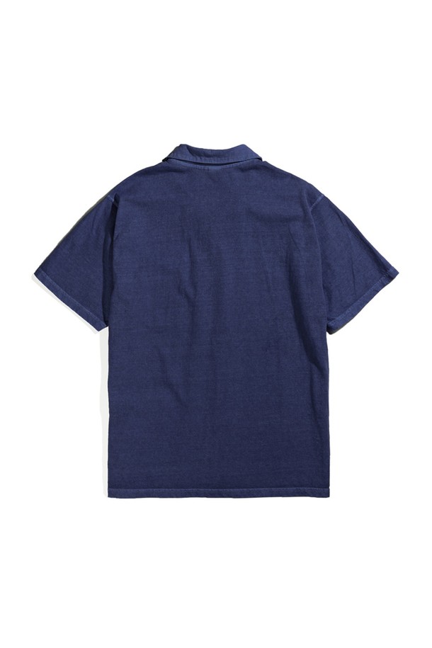 피그먼트 네이비 컬러의 오픈 카라 반팔 셔츠입니다. 부드러운 면 소재에 스탠다드 핏으로 제작되어 편안한 착용감을 선사하며, 일상복으로 활용하기 좋습니다. 2바늘 커버스티치 봉제와 목/어깨 보강 테이프로 내구성을 높였으며, 세탁과 착용을 통해 자연스러운 에이징 효과를 즐길 수 있습니다.
