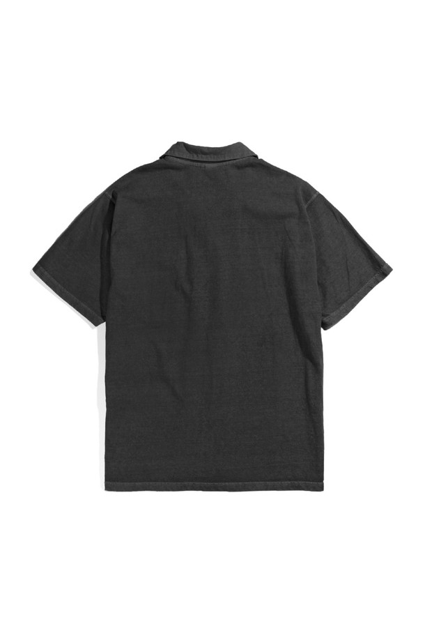 부드러운 면 소재의 오픈 카라 반팔 셔츠입니다. 피그먼트 염색 가공을 통해 빈티지한 색감을 살렸으며, 세탁할수록 자연스러운 멋을 더합니다. 스탠다드핏으로 편안하게 착용 가능하며, 2바늘 커버스티치 봉제와 목, 어깨 테이프 보강으로 내구성을 높였습니다.
