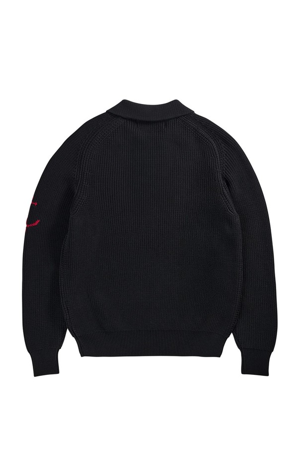 머서라이즈 코튼 새들 카라 니트 - 블랙은 부드럽고 매끄러운 촉감이 특징인 상의 니트입니다. 머서라이즈 코튼 소재로 제작되어 은은한 광택이 흐르며, 굵은 골의 변형 리브 조직이 돋보입니다. 레귤러핏으로 제작되었으며, 봄, 가을에 적합한 긴소매 니트입니다. 새들 카라 디자인과 앵커 패턴이 클래식하면서도 베이직한 스타일을 연출하며, 데이트룩, 카페룩에 매치하기 좋습니다. 왼쪽 소매의 앵커 포인트 디테일이 돋보이는, 미니멀하고 캐주얼한 스타일의 니트입니다.
