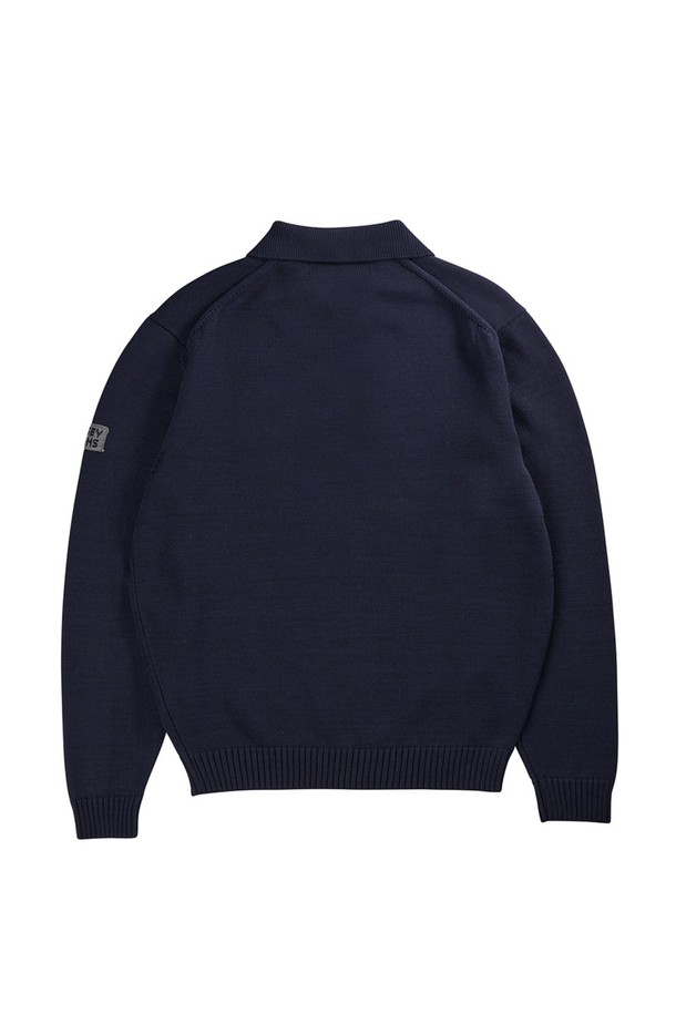 머서라이즈 코튼 카라 니트 - 네이비는 부드러운 촉감과 실키한 광택을 자랑하는 머서라이즈드 코튼 소재의 니트입니다. 봄, 가을에 착용하기 좋으며, 중간 두께감으로 보온성과 통기성을 갖췄습니다. 베이직하고 클래식한 스타일로 출근룩, 비즈니스 캐주얼, 데이트룩 등 다양한 TPO에 활용 가능합니다. 레귤러핏에 카라넥 디자인, 골지 패턴과 긴 소매가 특징이며, 필링 및 수축 저항성을 높였습니다. 완전 패셔닝 구조와 패치 디테일로 완성도를 높인, 미니멀하고 클래식한 무드의 니트입니다.
