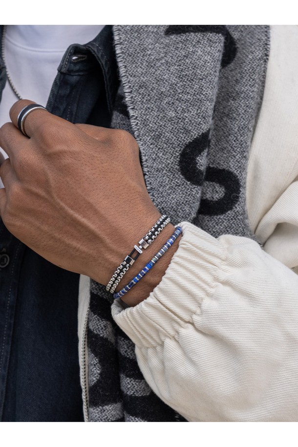 카테나 베니션 7 팔찌 - 네이비X실버는 일상 및 산책, 여행 스타일에 맞춰 착용하기 좋은 팔찌입니다. 고강도 선박 로프와 316L 스테인리스 스틸 소재로 제작되어 뛰어난 내구성과 내식성, 내부식성을 자랑합니다. 네이비와 실버 컬러 조합이 세련된 느낌을 주며, 손바느질, 매듭법, 레이저 각인 기법으로 섬세하게 완성되었습니다. 돼지와 닭 모티프 디자인이 독특하며, 이음새 없는 마감과 뛰어난 착용감, 레이어드 스타일 연출이 가능합니다. 칼로 쉽게 절단되지 않고 해수, 염분, 산성 환경에서도 부식되지 않아 오랫동안 변함없이 착용할 수 있습니다.
