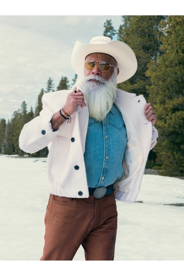 카테나 베니션 7 팔찌 - 블랙X블랙은 캐주얼, 미니멀, 클래식 스타일을 추구하는 분들을 위한 팔찌입니다. 해양용 로프와 316L 스테인리스스틸 소재를 사용하여 내구성이 뛰어나며, 염수 및 산성 환경에도 강합니다. 블랙 컬러의 브레이드(땋은) 패턴과 레이저 각인 디자인으로 포인트를 주어 일상, 산책룩, 여행룩 등 다양한 TPO에 매치하기 좋습니다. 클립형 잠금 방식으로 착용이 간편하며, 수작업으로 제작되어 섬세함을 더했습니다. 특히 색상 유지력이 우수하여 오랫동안 변함없는 스타일을 연출할 수 있습니다.
