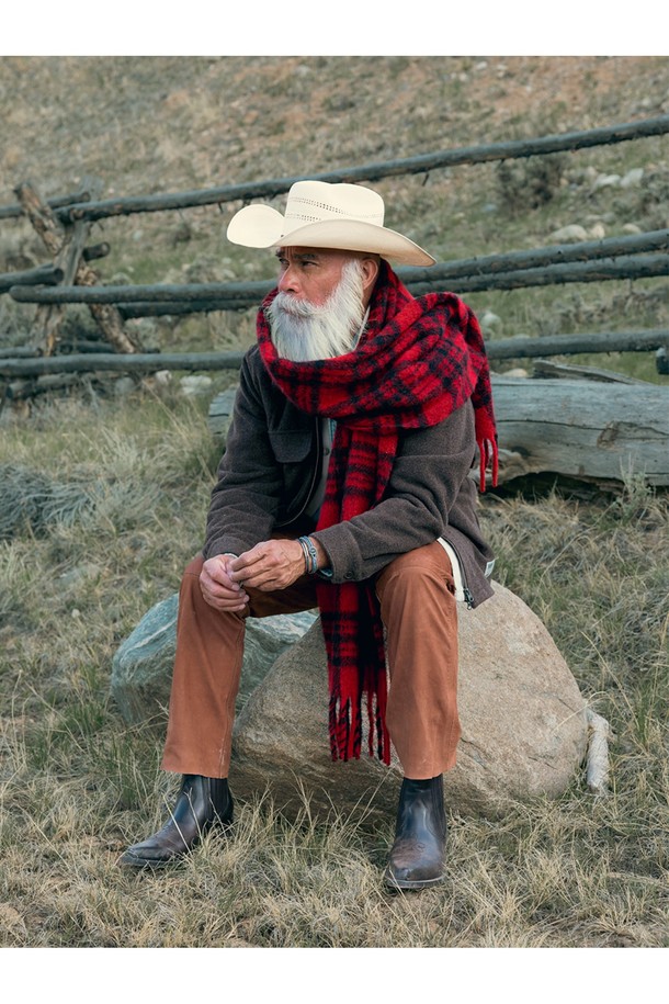 돈디노 팔찌 - 아크틱블루X슬레이트그레이X실버는 캐주얼, 미니멀, 클래식 스타일에 잘 어울리는 남녀 공용 팔찌입니다. 고강도 선박 로프와 316L 스테인리스 스틸 소재를 사용하여 내구성과 내식성, 내부식성이 뛰어나며, 100% 수작업 손바느질로 제작되어 이음새 없는 마감 디테일을 자랑합니다. 아크틱블루, 슬레이트그레이, 실버 컬러 조합은 시원하면서도 세련된 느낌을 주며, 레이저 각인 디자인 장식이 포인트입니다. 동네 마실룩, 여행룩, 휴가룩 등 다양한 TPO에 매치하여 개성 있는 스타일을 연출할 수 있으며, 시간이 흐를수록 편안해지는 착용감과 오랫동안 변색되지 않는 색감을 경험할 수 있습니다.
