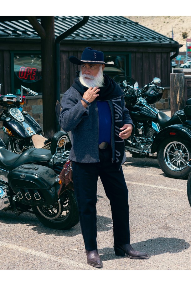 고저스 조지 팔찌는 네이비, 슬레이트그레이, 블랙 3가지 색상의 마린로프와 스테인리스 스틸 소재로 제작된 공용 팔찌입니다. 일상, 여행룩, 휴가룩 등 다양한 TPO에 활용 가능하며, 캐주얼, 미니멀, 클래식 스타일을 아우르는 디자인입니다. 팔찌에는 레이저 각인과 돼지, 닭 모티프 장식이 돋보이며, 수작업 스티치 및 매듭 마감으로 견고함을 더했습니다. 방수, 내구성, 내식성이 뛰어나며, 해수 저항성과 절단 저항성을 갖춰 오랫동안 변함없이 착용할 수 있습니다. 착용할수록 편안해지는 것이 특징이며, 녹슬지 않는 하드웨어와 우든 케이스 포장으로 고급스러움을 더했습니다.
