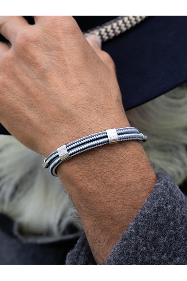 더블 리틀 루이스 팔찌는 슬레이트그레이, 아틱블루, 실버 컬러 조합의 팔찌입니다. 4mm 라운드 로프 디자인으로, 미니멀하고 모던한 스타일을 연출하며 휴가룩과 여행룩에 잘 어울립니다. 내구성이 뛰어나고 방수 기능이 있으며, 녹슬 염려 없이 해양 스포츠를 즐길 수 있습니다. 100% 수작업으로 제작되었으며, 땀에 의한 변색 없이 오랫동안 착용할 수 있습니다. 레이어드하여 더욱 개성 있는 스타일을 완성할 수 있습니다.
