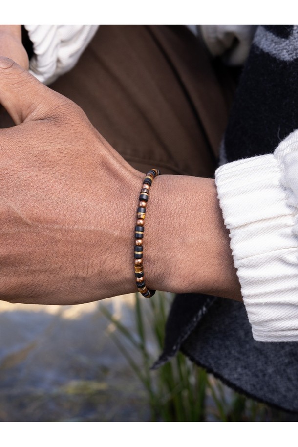 브론타이드 4 팔찌 - 타카야마X골드

스타일리시함과 실용성을 겸비한 브론타이드 4 팔찌입니다. 타카야마와 골드 컬러 조합으로 세련된 멋을 더하며, 일상, 휴가, 여행 등 다양한 TPO에 활용 가능합니다. 내구성이 뛰어난 로프와 부식 방지 기능의 스테인리스 스틸 소재를 사용하여 해양 스포츠에도 적합합니다. 슬라이더 조절형으로 사이즈를 자유롭게 조절할 수 있으며, 심플한 디자인에 레이저 각인 디테일이 더해져 미니멀, 캐주얼, 리조트룩에 포인트를 더합니다. 방수 기능으로 물놀이 시에도 걱정 없이 착용할 수 있으며, 레이어드 연출도 용이합니다.
