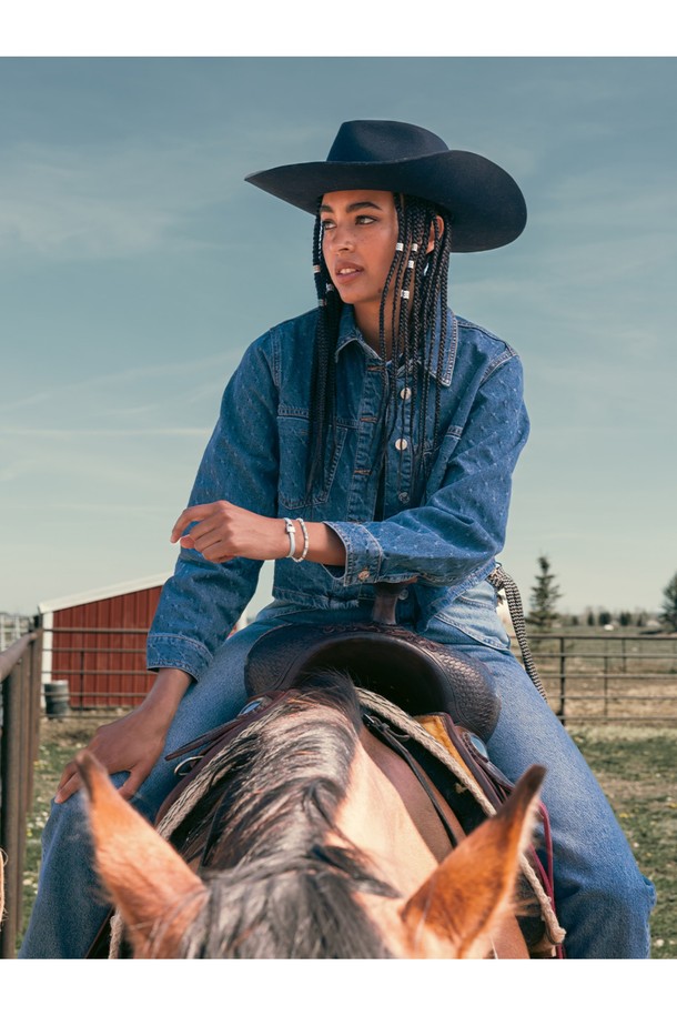 **빌리 팔찌 - 아크틱블루X실버**는 여성 고객을 위한 팔찌로, 미니멀, 리조트, 클래식 스타일을 추구하는 분들께 추천합니다. 아크틱블루 컬러의 고강도 선박용 로프와 실버 컬러의 스테인리스 스틸 소재가 조화롭게 어우러져 내구성과 내식성이 뛰어납니다. 자물쇠 모양의 클래스프와 레이저 각인 디테일이 돋보이며, 손바느질 마감으로 섬세함을 더했습니다. 방수 기능과 바닷물, 염분에 강해 휴가룩, 리조트룩, 여행룩에 포인트 아이템으로 활용하기 좋습니다. 레이어드하여 더욱 다채로운 스타일을 연출할 수 있습니다.
