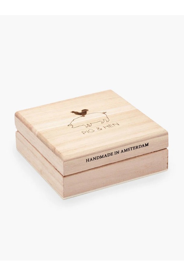 여성용 브론타이드 4(Brontide 4) 팔찌는 코센차(Cosecha)와 골드 컬러 조합으로 세련된 디자인을 자랑합니다. 해양 로프와 316L 스테인리스 스틸 소재를 사용하여 뛰어난 내구성과 방수 기능을 갖췄습니다. 브레이드 패턴의 팔찌는 수작업 매듭으로 섬세하게 제작되었으며, 레이저 각인 디테일이 돋보입니다. 조절 가능한 사이즈로 편안한 착용감을 제공하며, 내부식성과 내산성, 뛰어난 색상 유지력으로 오랫동안 변함없는 아름다움을 유지합니다. 여행, 휴가, 리조트룩에 잘 어울리는 클래식, 미니멀, 리조트 스타일의 팔찌입니다.
