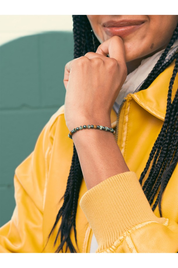 **브론타이드 4 팔찌 - 루카X골드**는 여성용 팔찌로, 미니멀하고 베이직한 스타일을 추구합니다. 골드와 그린 컬러의 스테인리스 스틸과 로프 소재로 제작되었으며, 레이저 각인 패턴과 원석 디자인 장식이 특징입니다. 4mm 두께로 제작되었으며, 손바느질 마감으로 섬세함을 더했습니다. 사이즈 조절과 방수 기능을 갖춰 일상생활에서 편안하게 착용할 수 있으며, 해수/염분에 강해 내구성이 뛰어납니다. 또한, 다른 팔찌와 레이어드하여 개성 있는 스타일을 연출할 수도 있습니다.
