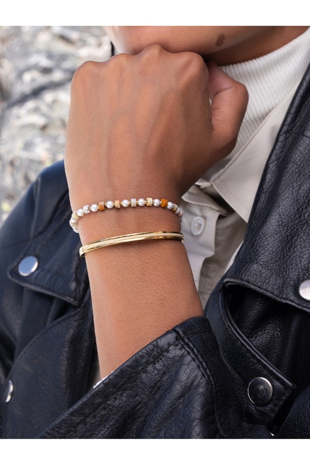 **브론타이드 4 팔찌 - 바리X골드**는 여성스러운 스타일을 완성해 줄 팔찌입니다.  4mm 두께의 로프와 스테인리스스틸 소재가 조화롭게 어우러져, 미니멀하면서도 세련된 디자인을 연출합니다.  골드와 멀티컬러의 조합은 데이트룩, 카페룩 등 다양한 TPO에  캐주얼, 미니멀, 클래식 스타일을 더해줍니다.  심플한 디자인에 보석, 참 장식을 더해 포인트를 주었으며, 원사이즈로 사이즈 조절이 가능합니다.  단독 또는 레이어드하여 개성 있는 스타일링을 즐겨보세요.
