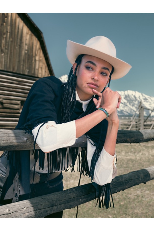 (여성) 프랭키 팔찌 - 파티나그린X골드는 데이트룩에 어울리는 미니멀, 클래식, 캐주얼 스타일의 팔찌입니다. 파티나그린과 골드 컬러 조합이 돋보이며, 5mm 두께의 플랫 로프 디자인에 수작업 매듭 디테일을 더했습니다. 내구성이 뛰어나고 방수 및 내식 기능을 갖춘 스테인리스스틸과 로프 소재로 제작되어 일상에서 편안하게 착용할 수 있습니다. 팔찌 안쪽에는 레이저 각인 장식이 있으며, 다른 팔찌와 함께 레이어드하여 개성 있는 스타일을 연출할 수도 있습니다. 사이즈는 S입니다.
