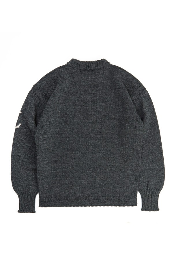 차분하고 세련된 무드의 크루넥 홀가먼트 스웨터 - 차콜입니다. 부드러운 울 소재로 제작되어 포근한 착용감을 선사하며, 가을과 겨울 시즌에 따뜻하게 입기 좋습니다. 베이직하고 미니멀한 디자인으로 다양한 스타일 연출이 용이하며, 특히 출근룩에 활용하기 좋습니다. 홀가먼트 공법으로 제작되어 봉제선이 없어 더욱 깔끔하고 편안한 착용감을 제공합니다. 레귤러핏과 긴 소매 기장으로 안정적인 핏을 선사합니다.
