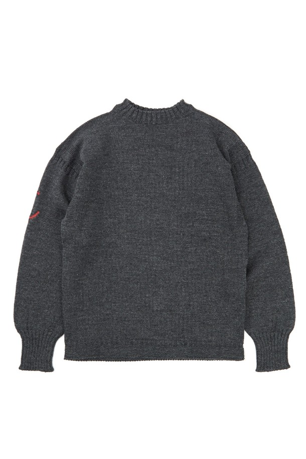 차콜 색상의 피셔맨 홀가먼트 스웨터는 가을과 겨울에 따뜻하게 입을 수 있는 남녀 공용 상의입니다. 부드러운 울 소재로 제작되어 뛰어난 촉감을 자랑하며, 레귤러 핏에 라운드넥 디자인으로 어떤 스타일에도 잘 어울립니다. 캐주얼, 클래식, 미니멀 스타일을 즐겨 입는 분들께 추천하며, 앵커 자수 디테일이 포인트로 더해져 세련된 느낌을 줍니다. 두꺼운 두께감으로 보온성을 높여 출근룩으로도 손색없습니다. 
