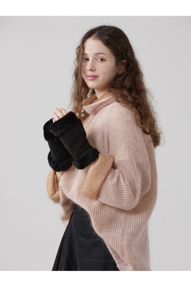 베라 헤어쉽(Vera Hairship) 여성 가죽 장갑 - 블랙 스웨이드입니다. 부드러운 스웨이드 소재로 제작되어 뛰어난 촉감을 자랑하며, 추운 겨울철 보온성을 책임집니다. 손목 부분의 퍼(Fur) 디테일이 고급스러움을 더하며 클래식하고 미니멀한 스타일을 연출합니다. 블랙 컬러의 무지 디자인으로 어떤 옷에도 잘 어울려 일상에서 활용하기 좋습니다. 두꺼운 두께감으로 따뜻하게 손을 보호해주는 겨울 필수 아이템입니다.
