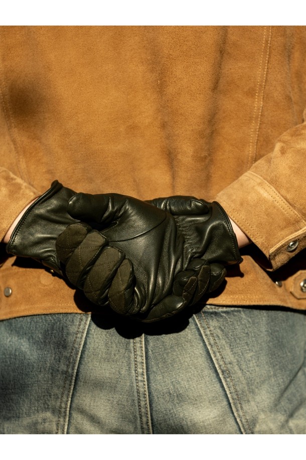 브루톤 터치스크린 남성 가죽장갑 - 올리브는 가을, 겨울철에 착용하기 좋은 남성용 장갑입니다. 부드러운 가죽 소재와 퀄팅 처리로 고급스러운 디자인을 자랑하며, 손목 스트랩과 버클 장식으로 포인트를 더했습니다. 터치스크린 기능을 갖춰 스마트폰 사용이 편리하며, 두꺼운 두께감으로 보온성을 높였습니다. 출근룩과 모임룩 모두에 잘 어울리는 클래식, 미니멀, 캐주얼 스타일의 필수 아이템입니다.
