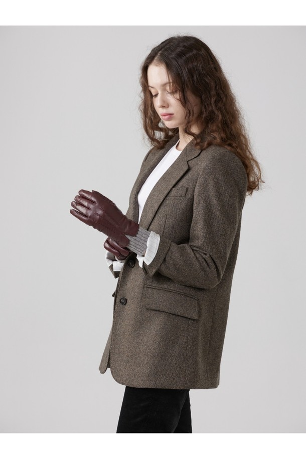 타마라 여성 가죽 장갑 - 클라렛은 가을과 겨울, 추운 계절에 따뜻하게 손을 보호해 줄 여성용 장갑입니다. 부드러운 촉감의 가죽 소재와 니트 커프스의 조화가 돋보이며, 클래식하면서도 미니멀한 스타일을 연출합니다. 클라렛, 버건디, 그레이 3가지 색상으로 제공되어, 어떤 의상에도 잘 어울립니다. 손목 부분의 니트 디테일이 디자인의 포인트가 되어 고급스러움을 더합니다. 일상생활에서 보온성을 유지하며 세련된 스타일을 완성해 보세요.
