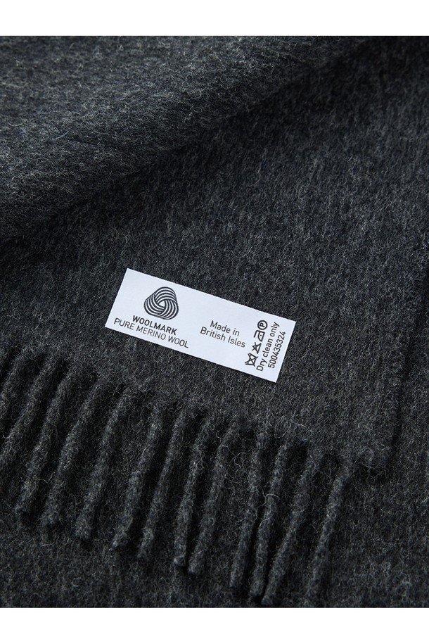 메리노울 머플러 25cm - 다크 차콜은 가을, 겨울철 따뜻하고 스타일리시하게 연출할 수 있는 머플러입니다. 고급스러운 다크 차콜 컬러의 부드러운 메리노울 100% 소재로 제작되어 피부에 자극 없이 포근한 착용감을 선사합니다. 멜란지 기법을 사용하여 은은하고 세련된 색감을 더했으며, 뛰어난 보온성과 흡습, 향균, 소취 기능으로 쾌적함을 유지해줍니다. 일상, 산책, 카페 등 다양한 TPO에 클래식, 미니멀, 캐주얼 스타일로 활용하기 좋으며, 플라워 또는 유니온잭 패턴과 프린지 디자인이 돋보입니다. 일러스트 패키지로 소중한 사람에게 선물하기에도 좋습니다.
