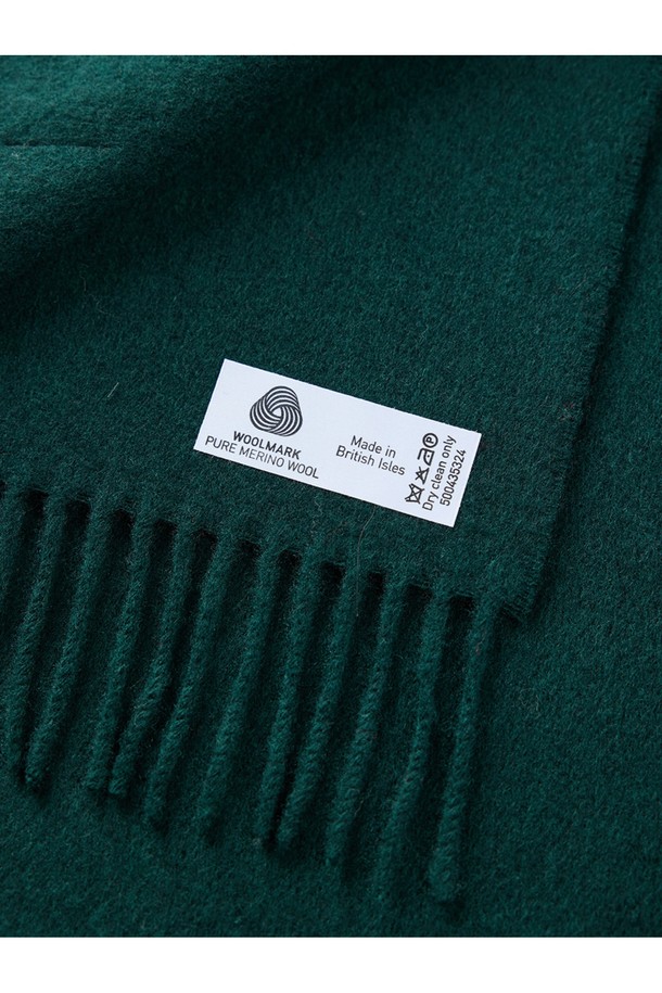 메리노울 머플러 25cm - 로얄 그린은 울마크 인증을 받은 프리미엄 메리노울 소재로 제작되어 부드러운 촉감과 뛰어난 보온성을 자랑합니다. 로얄 그린 컬러의 무지 디자인은 클래식하고 베이직한 스타일을 연출하며, 겨울철 데일리룩, 출근룩, 모임룩 등 다양한 TPO에 활용하기 좋습니다. 두꺼운 두께감으로 추운 날씨에도 따뜻하게 착용 가능하며, 형태 유지력이 우수하고 정전기 방지 기능까지 갖춰 실용적입니다. 프린지 디테일이 돋보이는 이 머플러는 캐주얼, 포멀 룩 모두 소화 가능하여 활용도가 높습니다.
