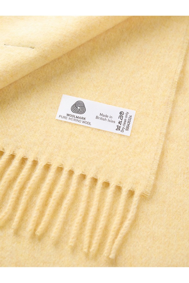 메리노울 머플러 25cm - 샌드는 부드러운 촉감과 뛰어난 보온성을 자랑하는 겨울철 필수 아이템입니다. 울마크 인증을 받은 메리노울 소재에 멜란지 기법을 적용하여 은은하고 고급스러운 샌드 컬러를 연출합니다. 일상, 데일리룩은 물론 산책룩, 모임룩 등 다양한 TPO에 활용하기 좋으며, 클래식하고 베이직한 스타일에 미니멀한 감성을 더했습니다. 25cm 폭의 적당한 길이로 다양한 스타일링이 가능하며, 뛰어난 통기성과 흡습 기능으로 쾌적하게 착용할 수 있습니다.
