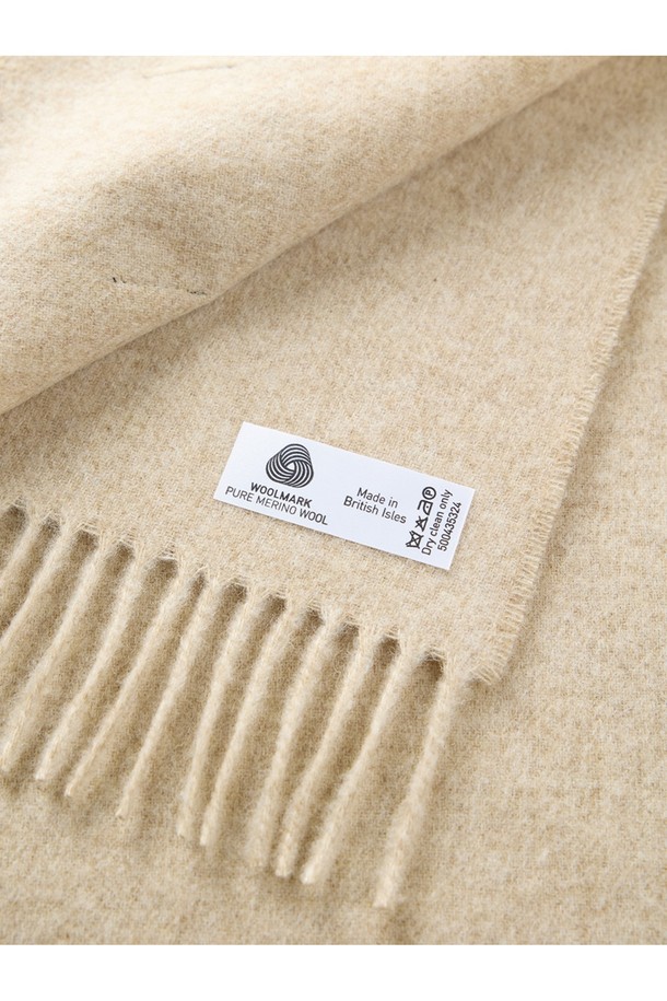 부드러운 메리노울 소재의 베이지 컬러 머플러입니다. 25cm 너비로 제작되어 가볍게 착용하기 좋으며, 가을, 겨울철 데일리룩에 따뜻함과 포인트를 더해줍니다. 영국 클래식 디자인에 멜란지 기법을 사용하여 은은한 멋을 살렸으며, 프린지 장식으로 포인트를 주었습니다. 보온, 흡습, 통기, 향균 기능은 물론, 필링 방지 및 형태 유지 기능으로 오랫동안 변함없이 즐길 수 있습니다. 클래식, 미니멀, 캐주얼 등 다양한 스타일의 겨울 코디에 활용해보세요.
