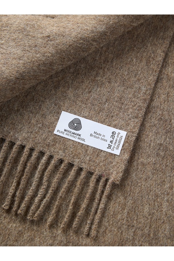 메리노울 머플러 25cm - 다크 베이지는 부드러운 메리노 램스울 소재로 제작되어 겨울철 보온성을 책임집니다. 15~25마이크론의 섬세한 섬유와 최대 7가지 색상의 원사 혼합, 밀란지 기법을 통해 빛과 각도에 따라 다채롭게 변화하는 다크 베이지 컬러를 표현합니다. 플라워와 유니언 잭 패턴이 클래식한 스타일을 강조하며, 프린지 장식으로 포인트를 더했습니다. 일상, 격식 있는 자리 어디든 잘 어울리며, 겨울 데일리룩, 모임룩, 상견례룩에 포근함을 더해줄 머플러입니다.
