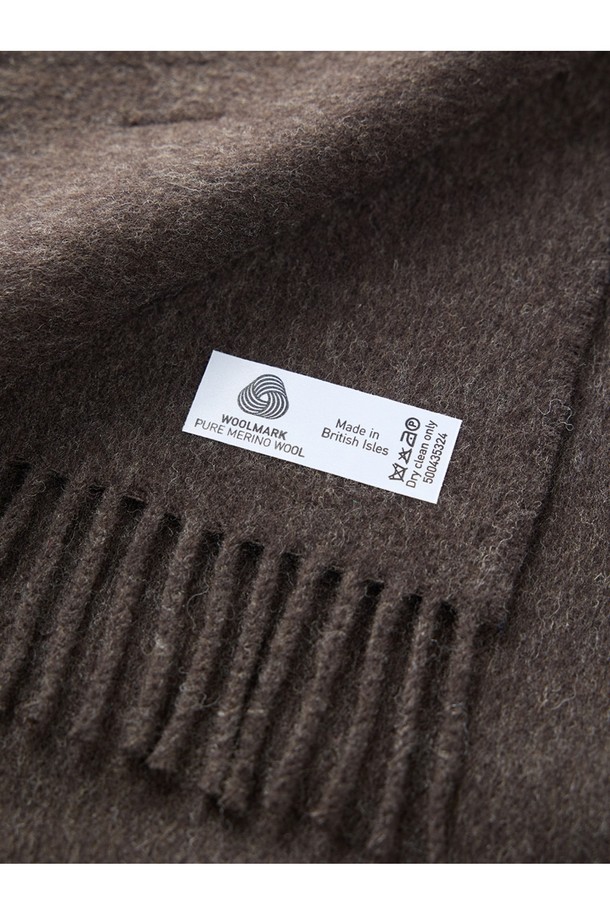 메리노울 머플러 25cm - 모카는 가을, 겨울철에 따뜻함과 스타일을 동시에 선사하는 머플러입니다. 부드러운 메리노울 소재로 제작되어 촉감이 매우 좋으며, 얇은 두께로 답답함 없이 착용 가능합니다. 멜란지 기법을 사용하여 7가지 색상이 혼합되어 은은하고 고급스러운 분위기를 연출하며, 자연스러운 드레이프성이 특징입니다. 플라워 패턴과 프린지 디자인이 더해져 클래식하면서도 베이직한 스타일을 완성하며, 보온, 흡습, 통기, 항균 및 탈취, 온도 조절 기능까지 갖춰 실용적입니다. 가을 나들이룩, 겨울 데일리룩, 카페룩 등 다양한 TPO에 활용하여 미니멀, 캐주얼, 클래식 스타일을 연출할 수 있습니다.
