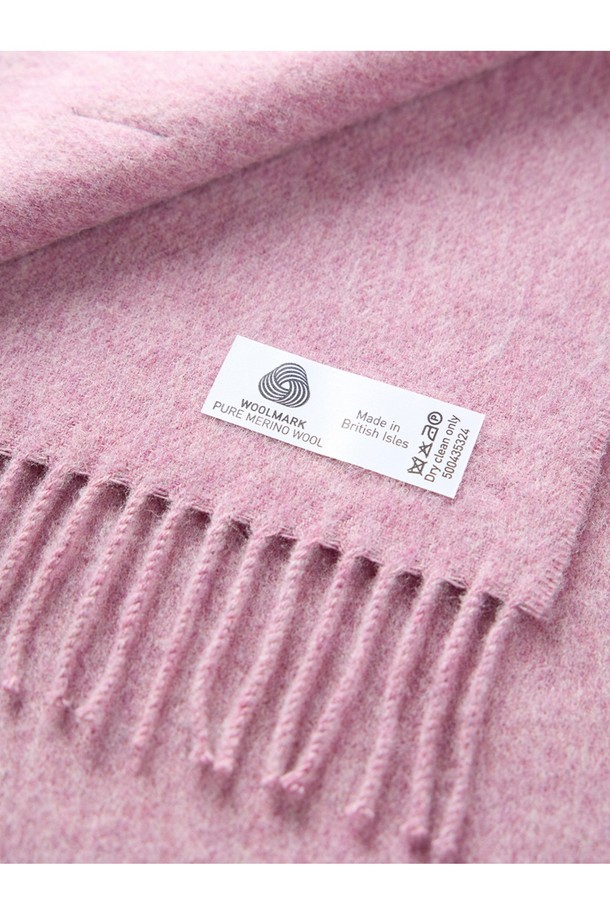 메리노울 머플러 25cm - 로얄 핑크는 부드러운 촉감과 포근함을 선사하는 머플러입니다. 15~25마이크론의 섬세한 메리노 램스울 소재로 제작되어 가을, 겨울철 데일리룩, 산책룩, 카페룩에 따뜻함과 스타일을 더해줍니다. 최대 7가지 색상을 혼합하는 밀란지 기법으로 은은하고 고급스러운 색감을 표현했으며, 베이직하고 클래식한 디자인으로 다양한 스타일에 매치하기 좋습니다. 또한, 보온, 통기, 향균, 소취 기능은 물론, 형태 변형이 적고 보풀이 잘 일어나지 않아 오랫동안 변함없이 착용할 수 있습니다. 로얄 핑크 컬러와 프린지 장식으로 포인트를 더해, 클래식, 미니멀, 캐주얼 스타일을 즐겨 입는 분들께 추천합니다.
